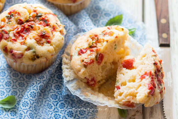 muffin salati provola e pomodorini