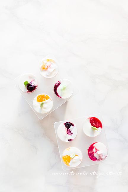 Ghiaccioli pronti per il freezer  - Ricetta Ghiaccioli allo yogurt e frutta