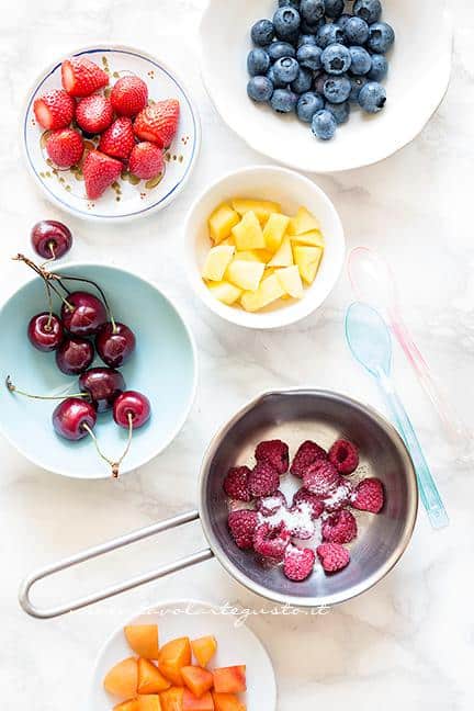 Pulire e lavare la frutta  - Ricetta Ghiaccioli allo yogurt e frutta