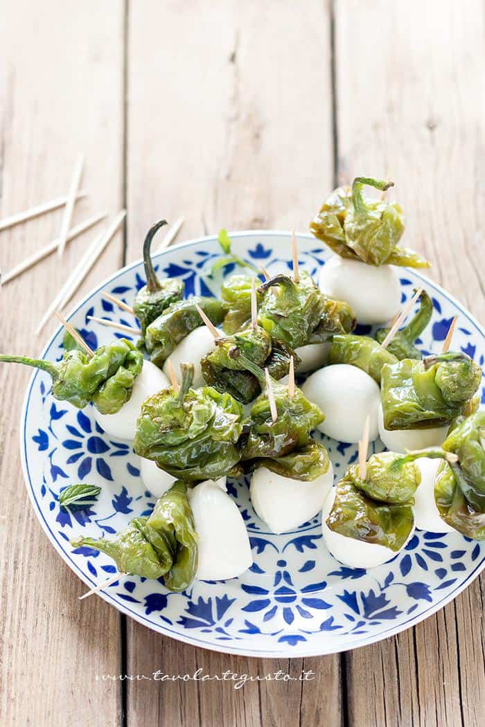 Spiedini di mozzarella e peperoncini verdi