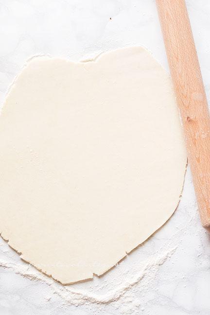 Stendere la pasta brisée per la crostata1 - Ricetta Crostata di ciliegie