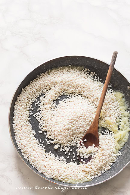 Tostare il riso - Ricetta Risotto agli asparagi - Ricetta di Tavolartegusto