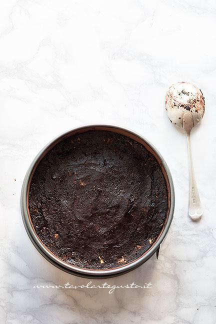 Aggiungere il composto e schiacciare bene - Ricetta Torta di biscotti al cioccolato