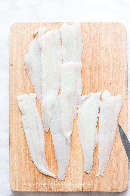 Dividere a metà i filetti di platessa - Ricetta Involtini di Platessa