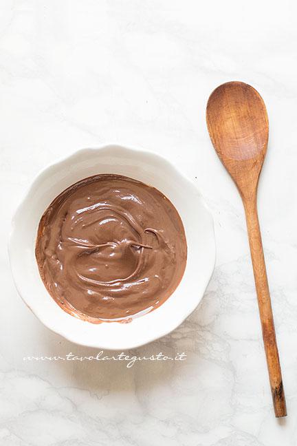 Fondere il cioccolato e unire il burro - Ricetta Torta cocco e cioccolato fredda e senza cottura