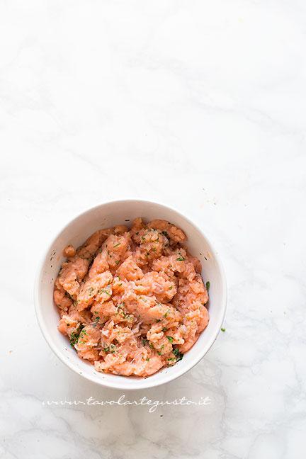 Impastare  la carne di salmone tritata con le erbe aromatiche - Ricetta Hamburger di salmone - Ricetta di Tavolartegusto