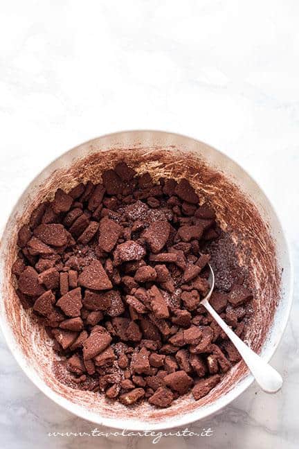 Mescolare biscotti, zucchero e cacao - Ricetta Torta di biscotti al cioccolato
