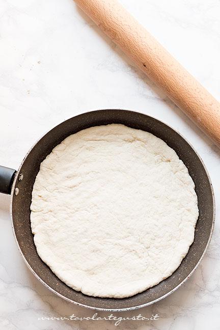 Stendere la pizza in padella - Ricetta Pizza in padella