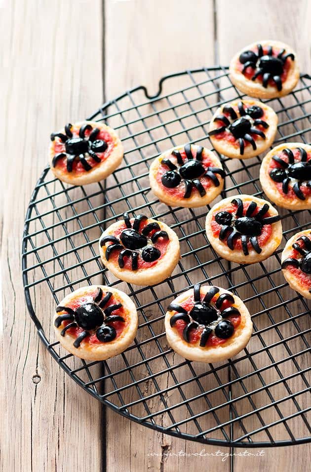 Pizzette Ragno per Halloween - Ricetta Pizzette Ragno