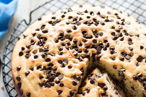 Torta morbida con gocce di cioccolato - Ricetta Torta con gocce di cioccolato