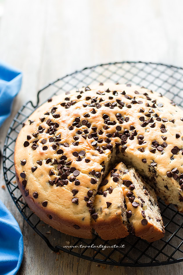 Torta morbida con gocce di cioccolato - Ricetta Torta con gocce di cioccolato - Ricetta di Tavolartegusto