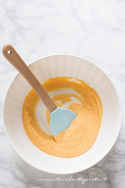 frullare la zucca cruda per la torta alla zucca