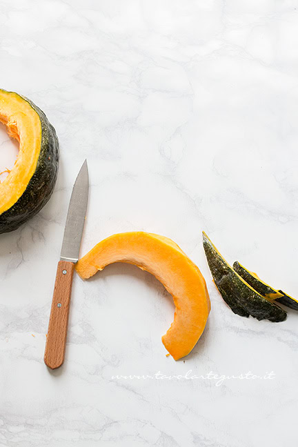 sbucciare la zucca per fare la torta alla zucca