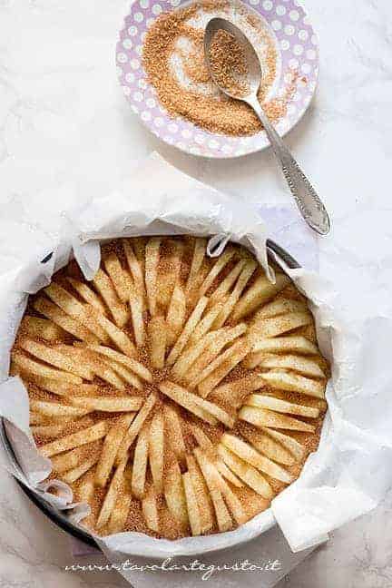 Aggiunger cannella e zucchero di canna in superficie - Ricetta Torta di mele senza burro