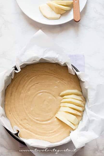Aggiungere le mele a raggio nell'impasto - Ricetta Torta di mele senza burro