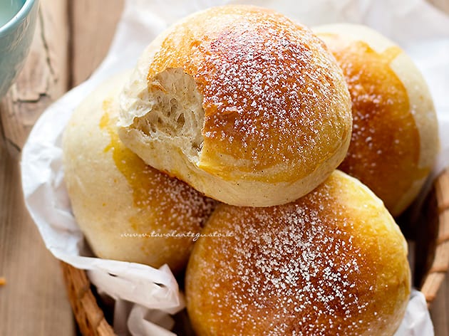 Brioche senza burro, senza uova e senza latte (Brioche all'acqua) - Ricetta Brioches senza burro-