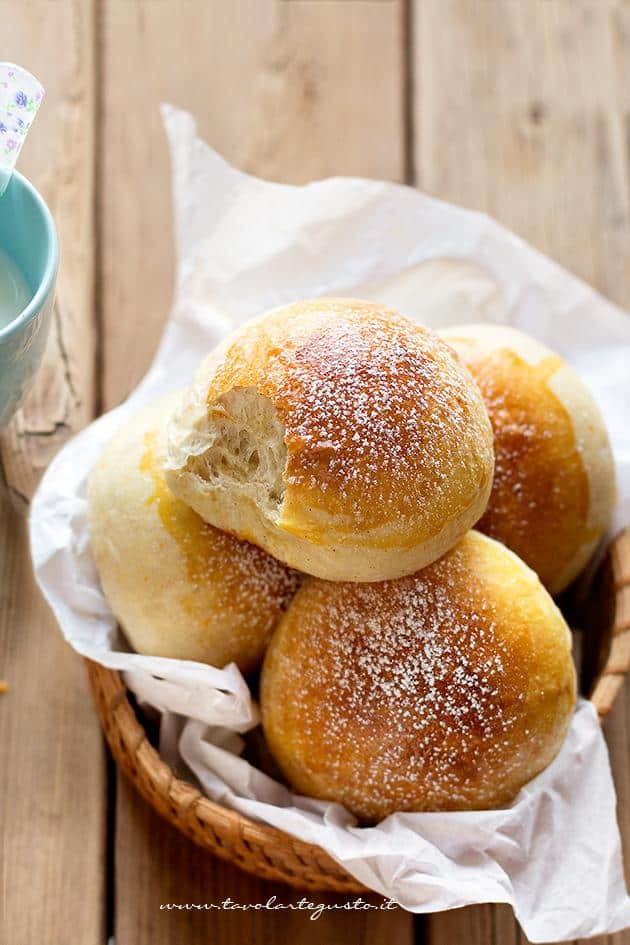 Brioche senza burro, senza uova e senza latte (Brioche all'acqua) - Ricetta Brioches senza burro - Ricetta di Tavolartegusto