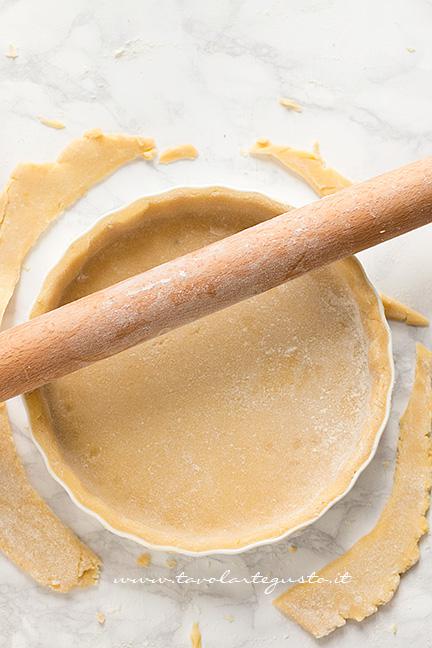 Foderare la Tortiera con la pasta frolla - Ricetta Crostata al Cioccolato - Ricetta di Tavolartegusto