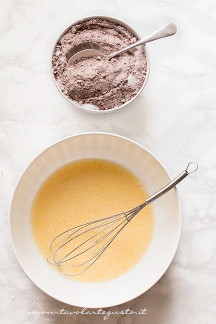 Mescolare in 2 ciotole gli ingredienti umidi e quelli secchi - Ricetta Torta al Cioccolato senza burro