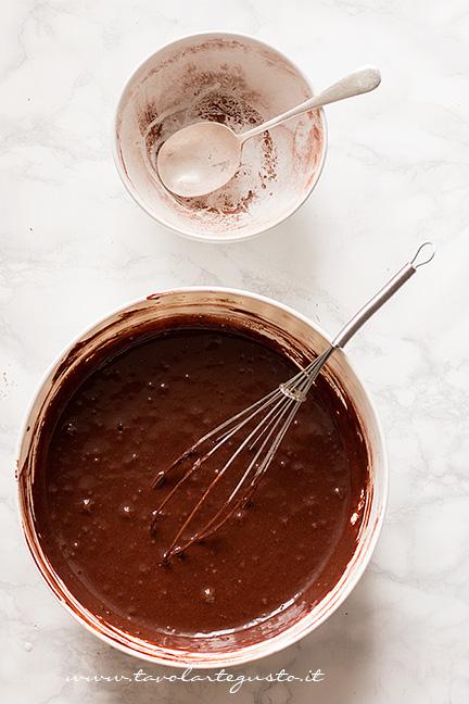 Mescolare l'impasto - Ricetta Torta al Cioccolato senza burro
