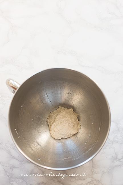Preparare il lievitino - Ricetta Brioche senza burro, senza uova e latte (Brioche all'acqua)