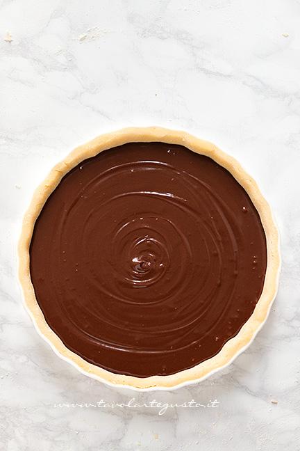 Versare il cioccolato nel guscio di frolla - Ricetta Crostata al Cioccolato