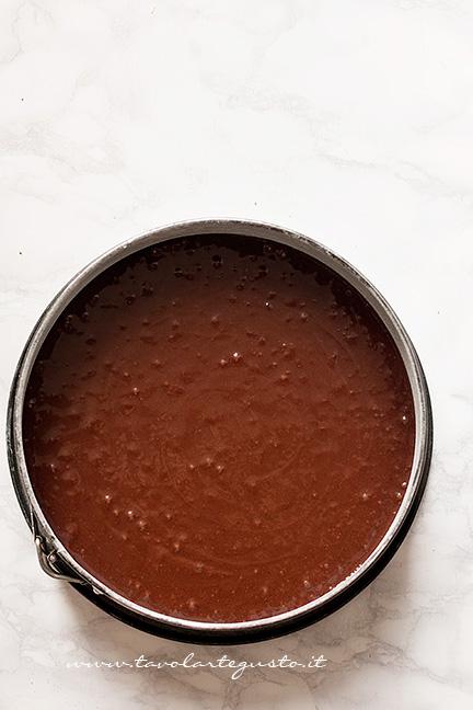 Versare l'impasto nello stampo - Ricetta Torta al Cioccolato senza burro