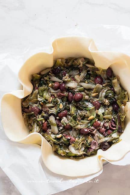 Adagiare il ripieno nella sfoglia - Ricetta Pizza di Scarola