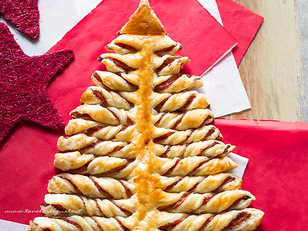 Albero di Natale di pasta Sfoglia intero - Ricetta Albero di sfoglia - Ricetta di Tavolartegusto