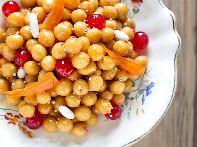 Struffoli, la Ricetta originale napoletana passo passo - Ricetta Struffoli