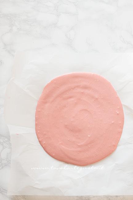 Adagiare l'impasto colorato su una carta da forno - Ricetta Plumcake con cuore a sopresa