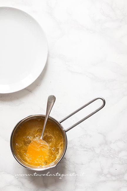 Aggiungere la gelatina nel succo di frutta - Ricetta Caramelle Gelèe