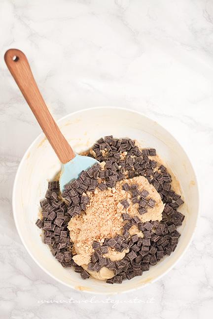 Aggiungere nocciole e cioccolato - Ricetta Torta Cookie con Smarties e M&M's