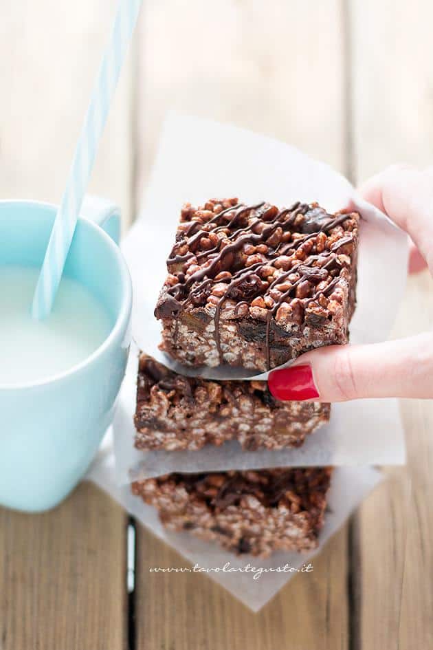 Barrette di riso soffiato e cioccolato (con frutta secca) - Ricetta Barrette di riso soffiato e cioccolato