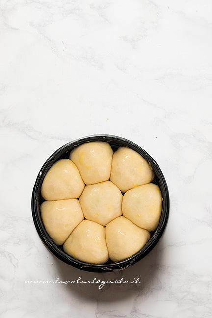 Danubio appena lievitato, pennellato con tuorlo e latte - Ricetta Danubio Dolce