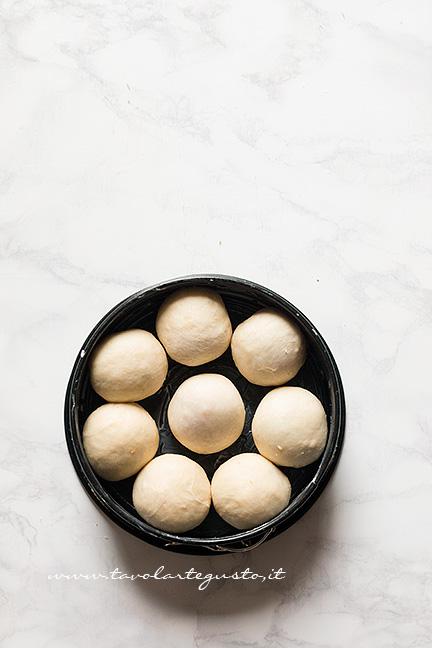 Disporre le palline di Danubio dolce in una teglia piccola - Ricetta Danubio Dolce