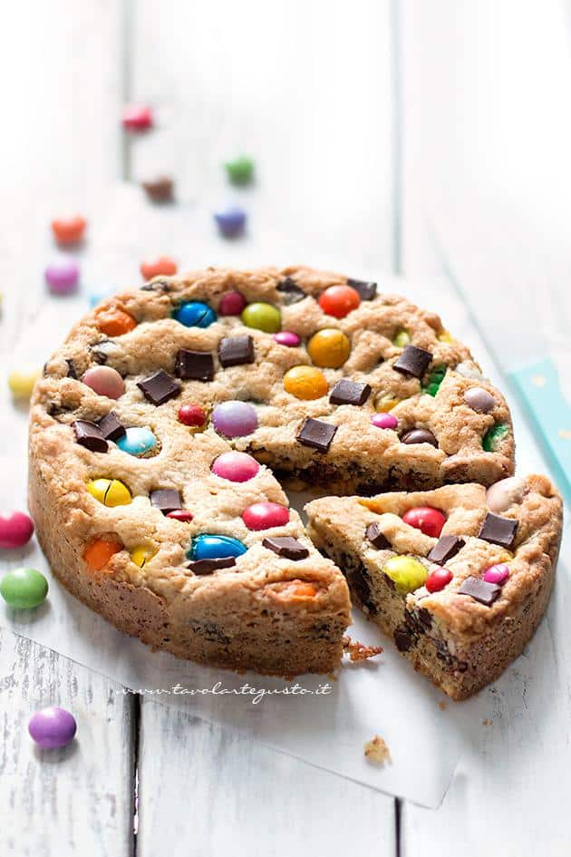 Torta Cookies con Smarties e M&amp;M&amp;#39;s golosissima! (Ricetta Torta Cookies)