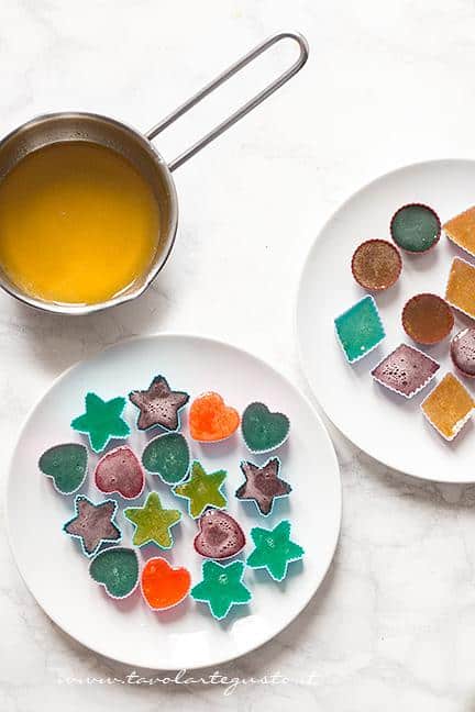 Versare il succo di frutta negli stampini - Ricetta Caramelle Gelèe