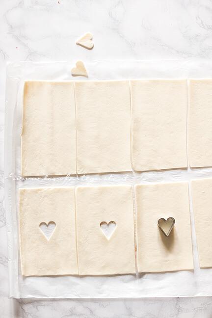 Intagliare la metà delle sfogliatine con un cuore - Ricetta Sfogliatine alla Nutella