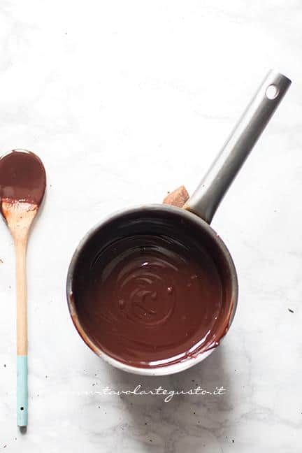 Preparare la Gananche al cioccolato fondente 2- Ricetta Tarte au Chocolat veloce e facilissima - Ricetta di Tavolartegusto