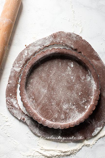 Stendere la frolla nello stampo - Ricetta Tarte au Chocolat veloce e facilissima - Ricetta di Tavolartegusto
