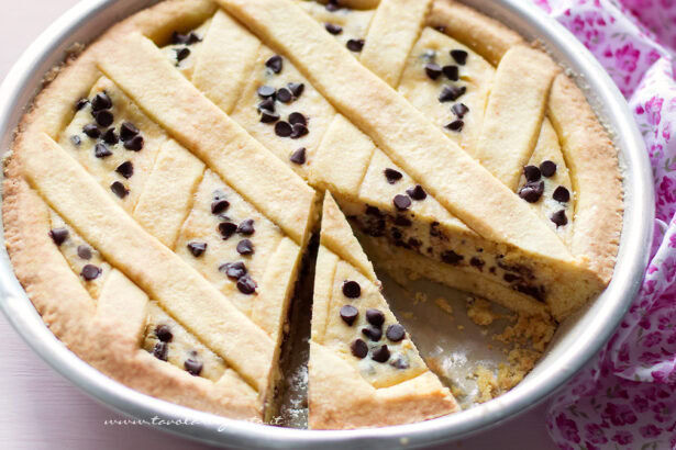 Crostata Ricotta e cioccolato - Ricetta Crostata di Ricotta e gocce di cioccolato