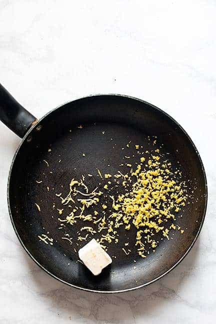 Grattugiare la buccia di limone - Ricetta Spaghetti al limone (Pasta al limone)