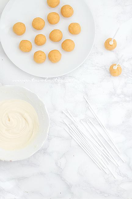 Inserire il bastoncino alle palline con il cioccolato bianco - Ricetta Cake pops Mimosa