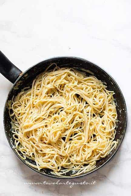 Mantecare con la panna - Ricetta Spaghetti al limone (Pasta al limone)