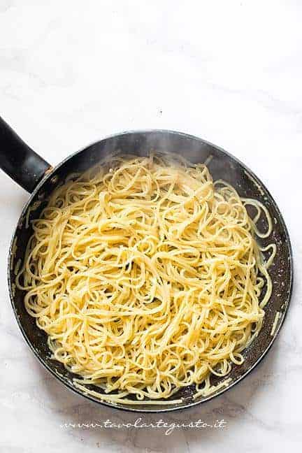 Mantecare gli spaghetti nella crema di limone - Ricetta Spaghetti al limone (Pasta al limone)