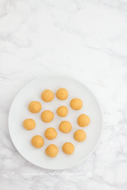 Palline di cake pops pronte per il frigo - Ricetta Cake pops Mimosa