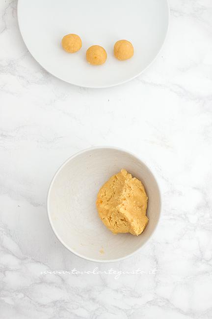 Ricavare le palline dall'impasto - Ricetta Cake pops Mimosa