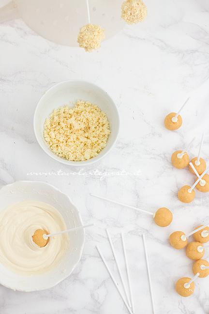 Tuffare le palline nel cioccolato bianco - Ricetta Cake pops Mimosa