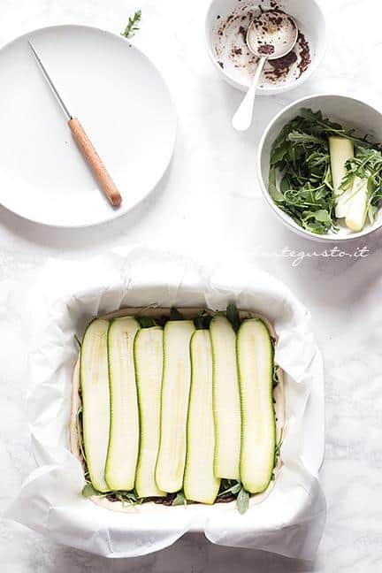 Aggiungere la rucola e le zucchine affettate - Ricetta Schiacciata di Zucchine - Ricetta di Tavolartegusto